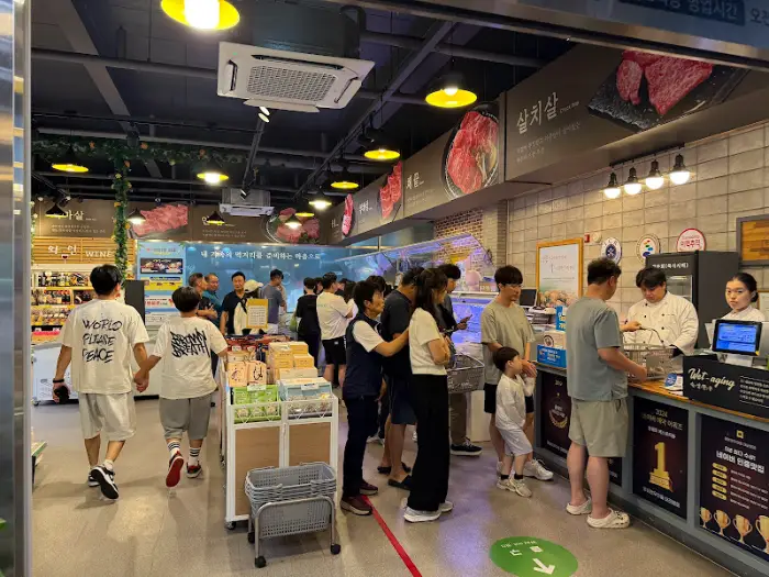평창한우마을 1층 정육코너 모습, 다양한 부위의 한우가 진열되어 있습니다.