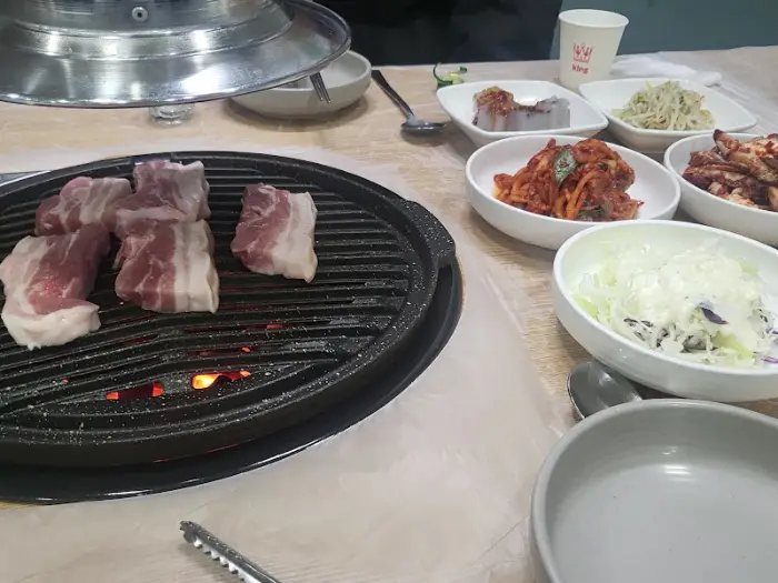 다양한 부위의 흑돼지가 구워지고 있는 모습