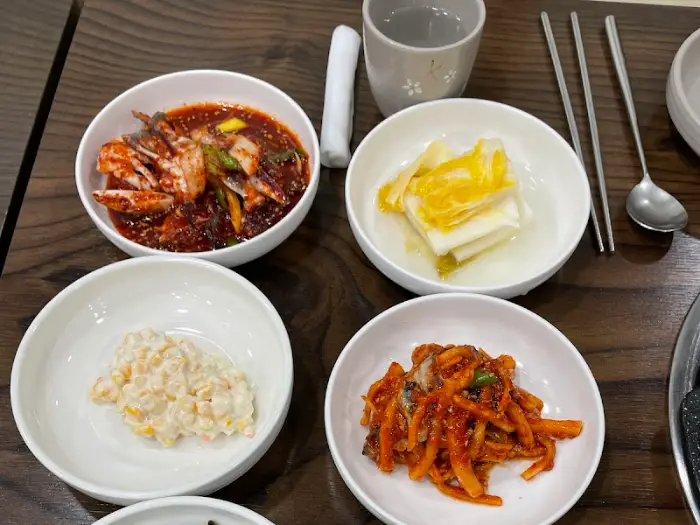 다양하고 정갈한 밑반찬들