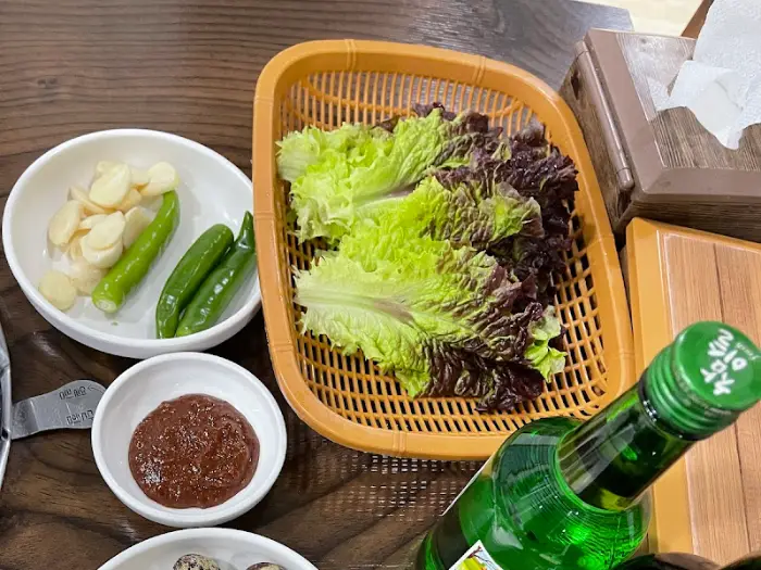 신선한 쌈 채소와 마늘, 쌈장