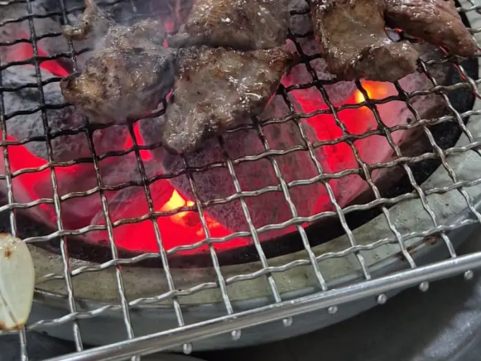 숯불 위에서 익어가는 고기