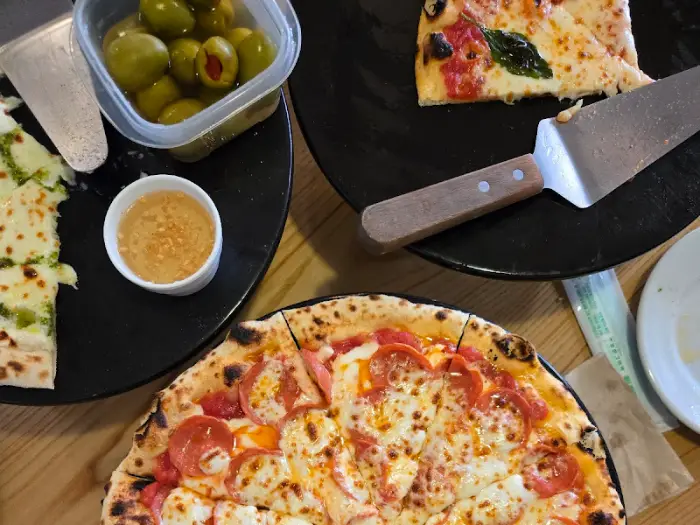 페퍼로니가 듬뿍 올라간 화덕 피자