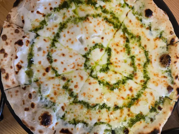 치즈와 바질이 어우러진 마르게리따 피자 클로즈업