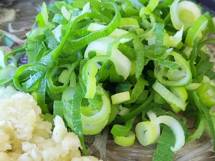 듬뿍 올라간 파와 다진 마늘