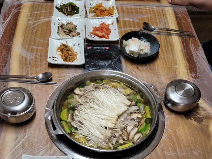 버섯과 채소가 듬뿍 들어간 탕 요리