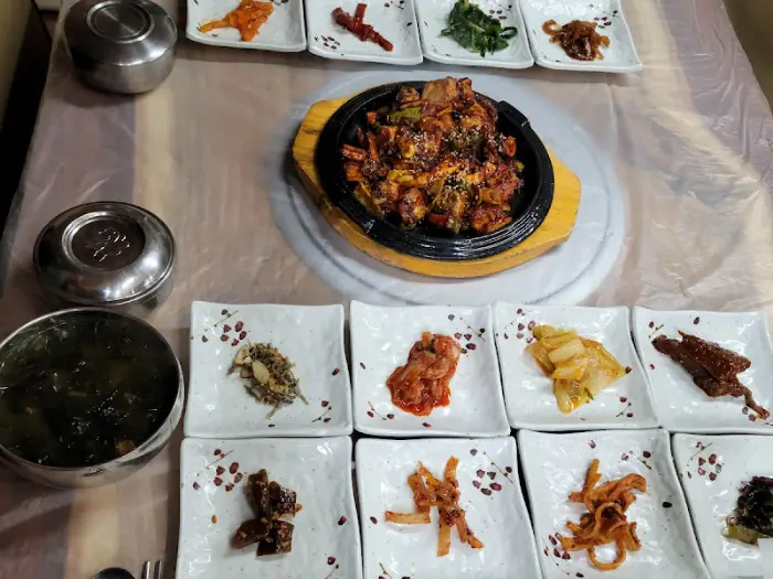 매콤하게 볶아진 요리