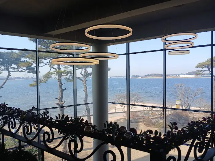 해어름 내부 조명과 창밖 풍경