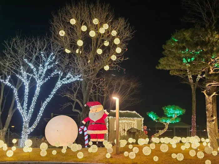 크리스마스 장식된 야외 정원