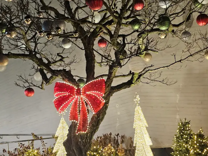 트리에 장식된 크리스마스 소품