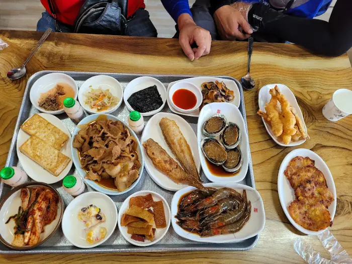 먹음직스러운 전복장과 새우장