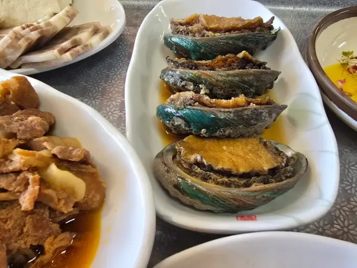 전복들이 가득 담긴 접시