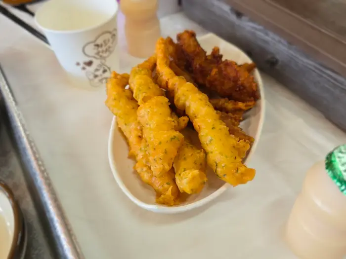 황금빛의 바삭한 튀김 요리