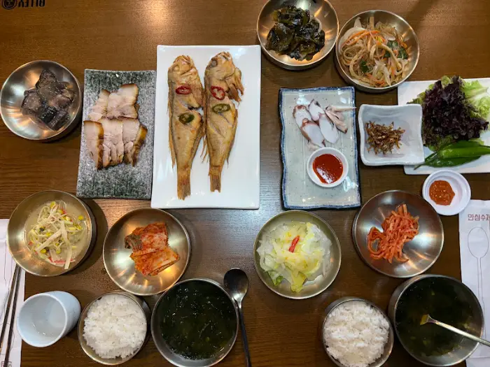 다양한 종류의 반찬과 밥, 국이 차려진 한정식 상차림 전체 모습