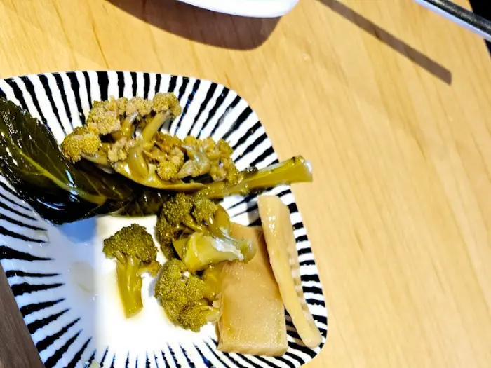 다양한 채소와 곁들임 반찬이 담긴 접시