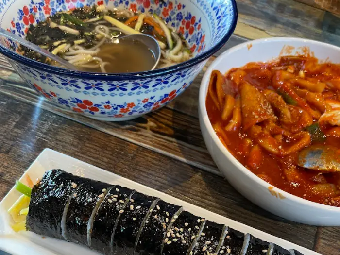 잔치국수와 떡볶이, 김밥이 함께 나온 구성