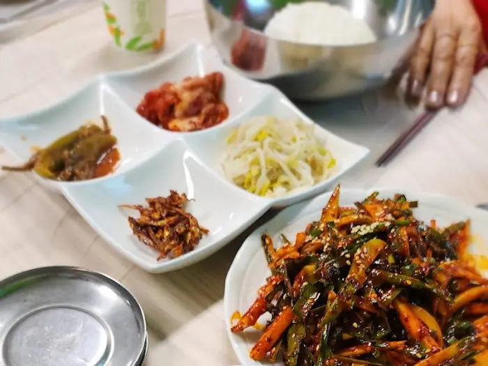 다슬기 무침과 밥, 그리고 반찬들