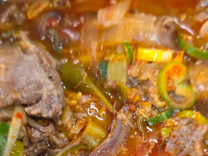 육개장의 푸짐한 내용물이 보이는 사진