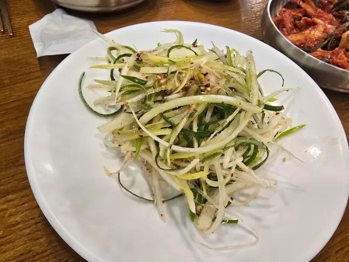 파채 무침이 담긴 하얀 접시 사진