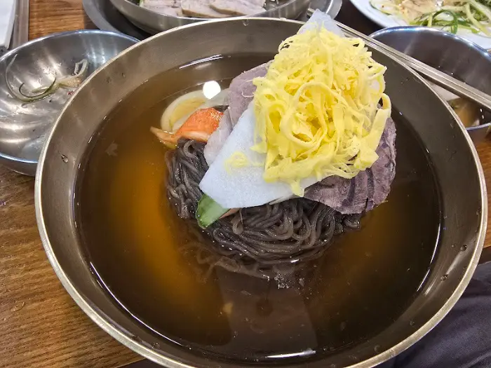 놋그릇에 담긴 평양냉면 전체 모습
