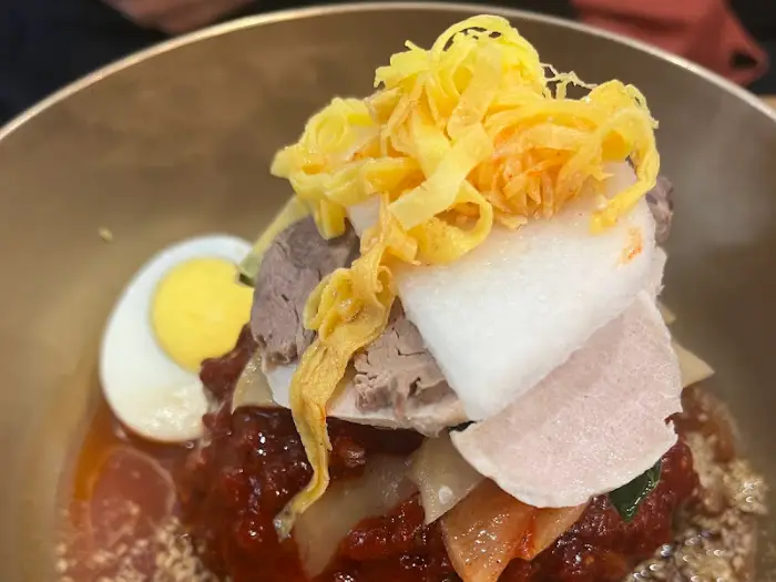 만두 세 개가 놓인 접시