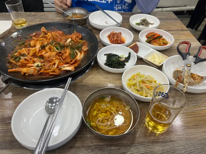 한치와 채소가 어우러진 주물럭