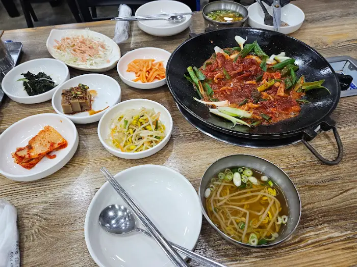 다양한 밑반찬과 곁들임 메뉴