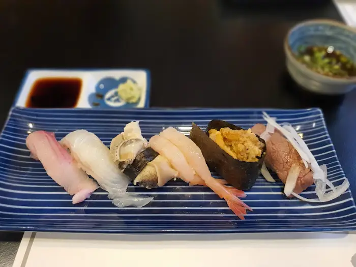 한 점씩 맛볼 수 있도록 정갈하게 담긴 초밥들