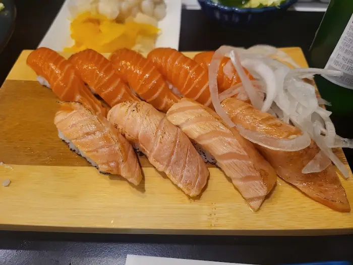 먹음직스러운 연어 초밥이 플레이팅된 모습