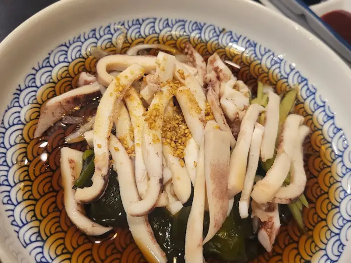 신선한 오징어 회가 먹음직스럽게 담긴 모습