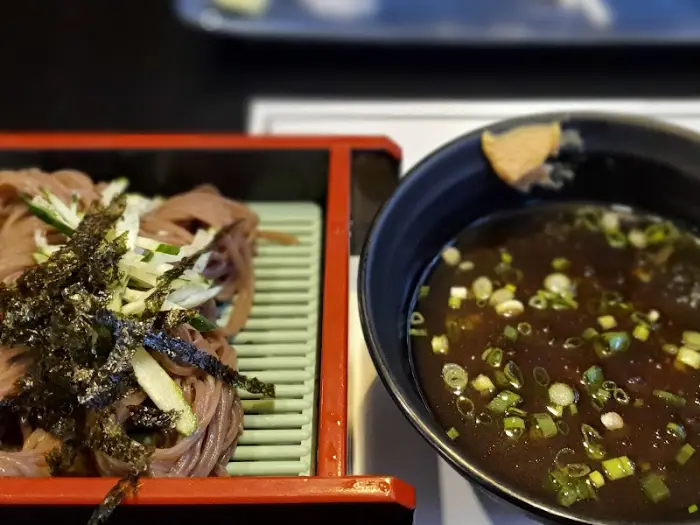 정갈하게 세팅된 테이블과 음식 준비 모습