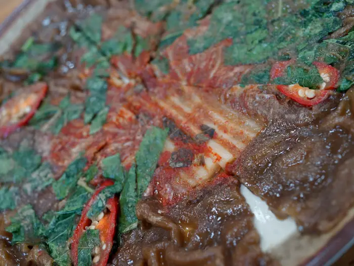 깻잎과 고추가 올라간 도토리전