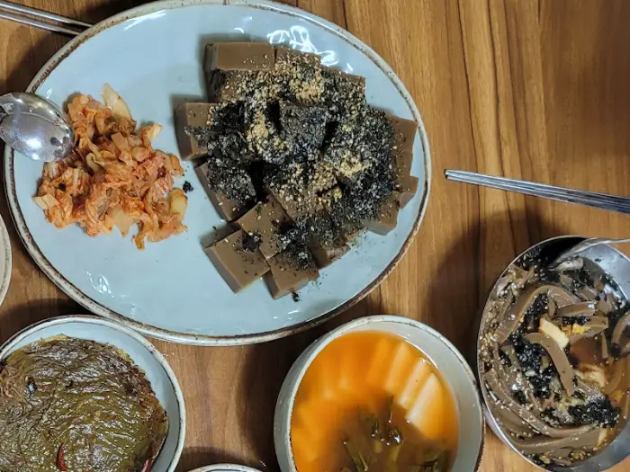 묵과 반찬이 담긴 접시