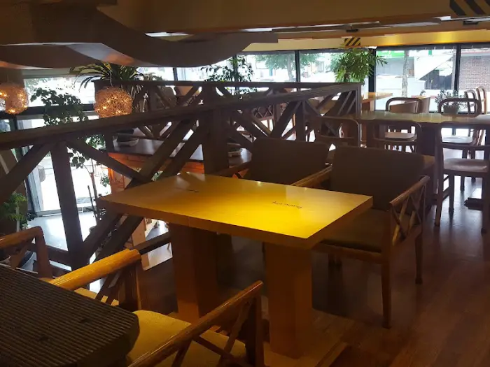 카페 내부 좌석 공간