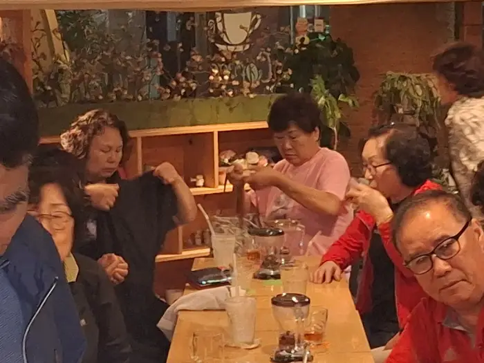 손님들이 이야기 나누는 모습