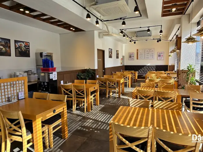 이설함흥냉면 내부 테이블 세팅