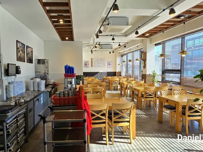 이설함흥냉면 내부 창가 좌석