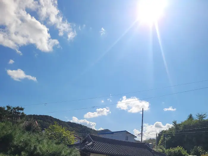 맑은 하늘과 구름