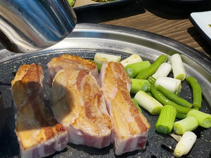 테이블 세팅 모습, 다양한 찬과 불판