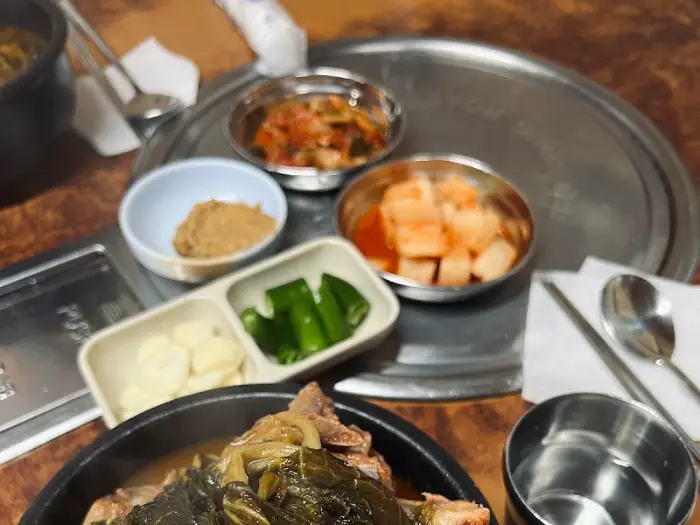 깍두기, 김치, 마늘, 고추 등 반찬 구성