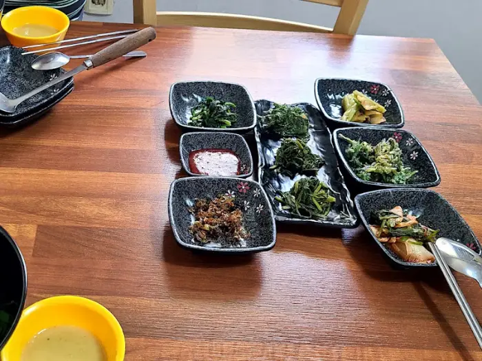 다양한 나물 반찬과 쌈채소