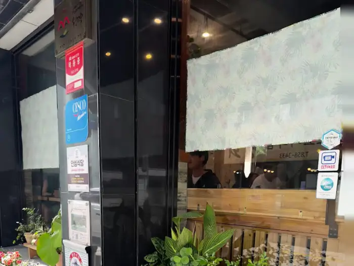 식당 외관과 창문에 붙어있는 여러 스티커와 간판들