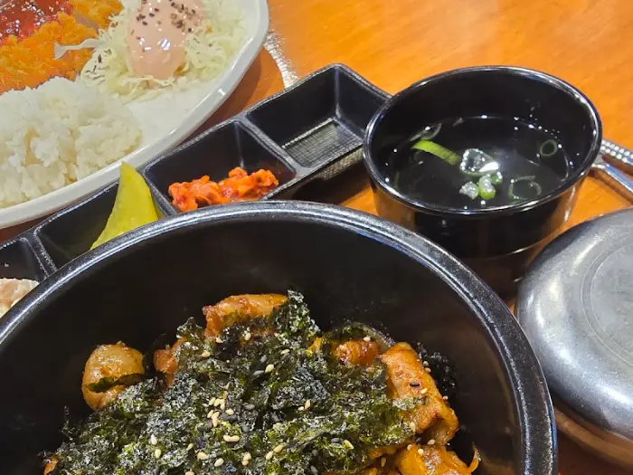 해물돈까스와 밥, 반찬이 담긴 식사 모습