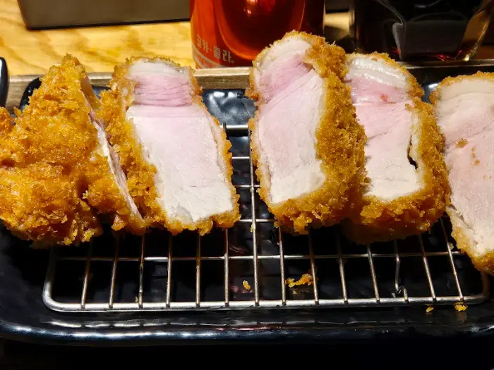 두툼한 등심 돈까스 단면