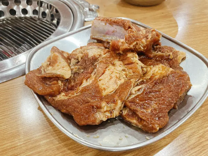 잘 양념된 돼지갈비가 접시에 담겨 있다.