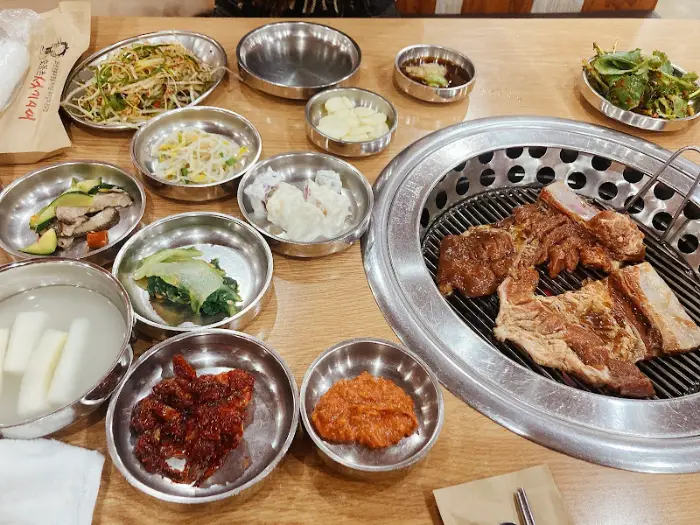 다양한 밑반찬과 숯불 위에 구워지는 돼지갈비.