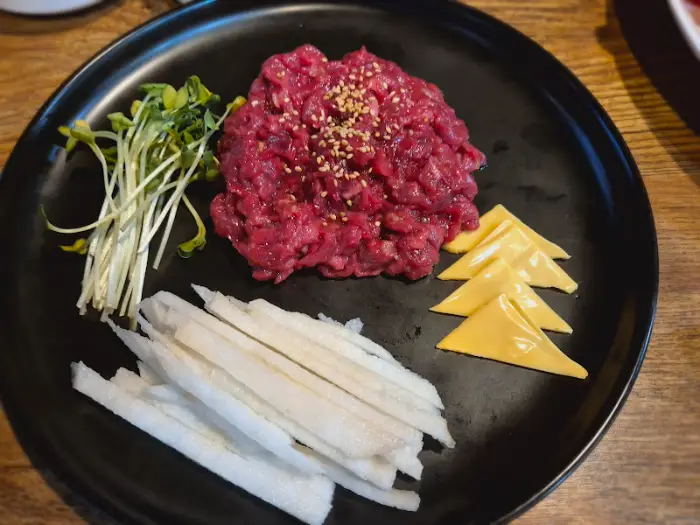 신선한 육회 한 접시