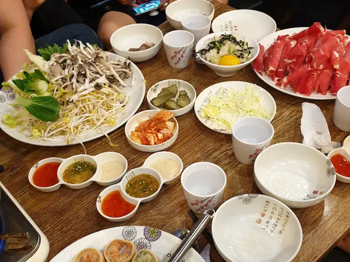 테이블 세팅과 국물 끓는 모습