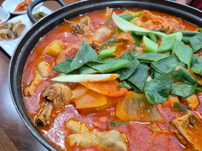 김치와 닭고기, 채소가 어우러진 닭볶음탕