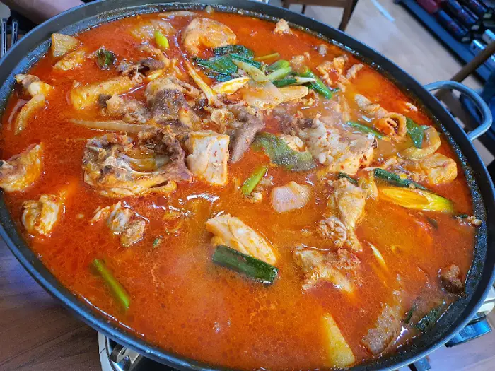 닭볶음탕 속 닭고기와 채소