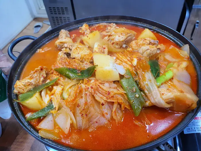 김치와 닭고기가 듬뿍 들어간 닭볶음탕